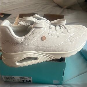 Skechers off White Sneakers Classic Athletic Design